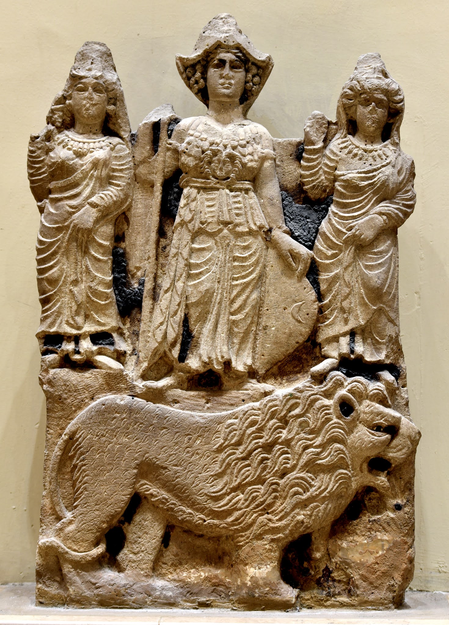 Relief_of_the_Arabian_goddess_Al-Lat,_Manat_and_al-Uzza_from_Hatra._Iraq_Museum-1296592559.jpg